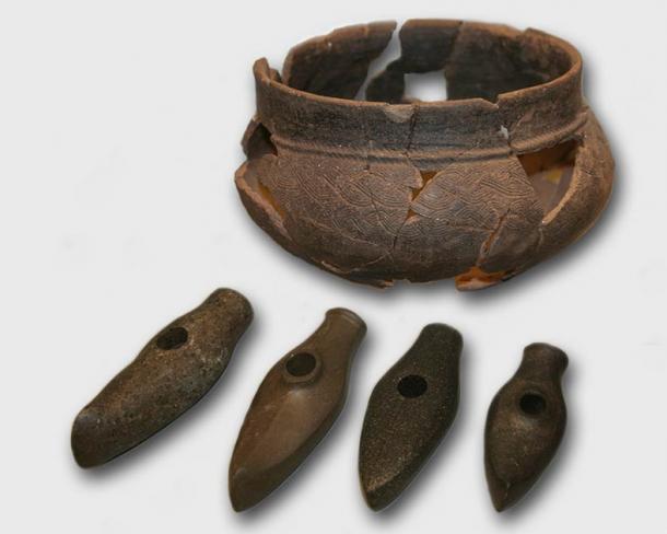 Gobelet Cord Ware, plus poterie Boat Axe Culture, haches en pierre, au Musée d'histoire estonienne. (CC BY 3.0)
