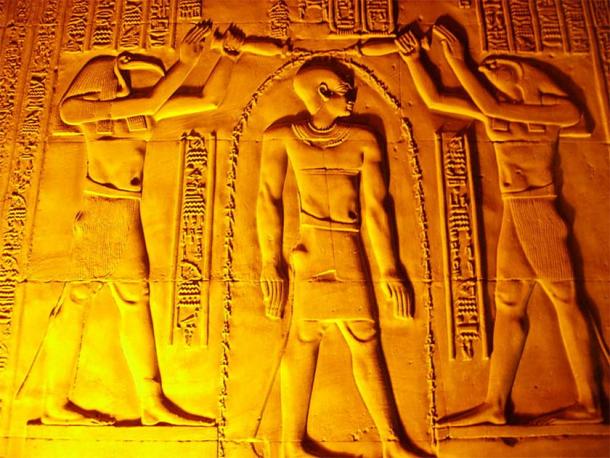 Les dieux Thot et Horus versent des eaux vivifiantes sur la tête du pharaon Ptolémée VI pour le purifier avant qu'il ne prenne le trône d'Égypte ; dans une scène du temple de Kom Ombo, au sud de l'Égypte. Cette scène est similaire aux ablutions purificatrices que les Juifs font avant Rosh Hashanah. (CC BY-SA 3.0)