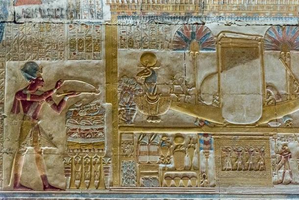 Notez la figure de Khnum avec le disque solaire sur la tête, à l'avant de la barque sacrée. Chapelle d'Amon-Rê, temple de Séthi Ier, Abydos. (kairoinfo4u/CC BY NC SA 2.0)