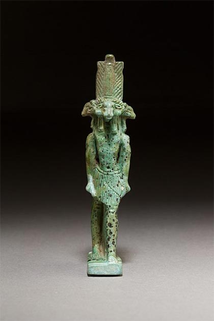 Dieu avec quatre têtes de bélier orientées dans quatre directions, probablement Khnoum. (CC0)