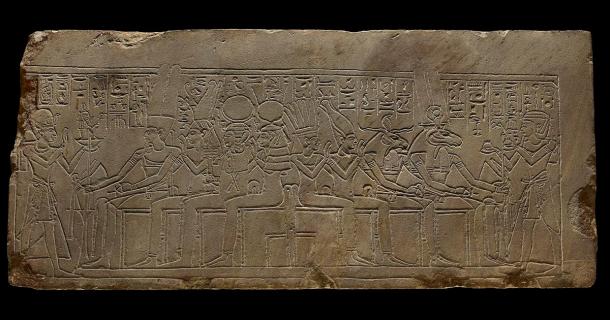 Sur la droite de cette image, vous voyez le roi Amenhotep Ier faire une offrande de pots de pommade à Amen-Re' (ici représenté avec une tête de bélier), Khnoum, Satet et Anuket qui sont tous intronisés derrière un autel similaire. (Administrateurs du British Museum/CC BY NC SA 4.0)