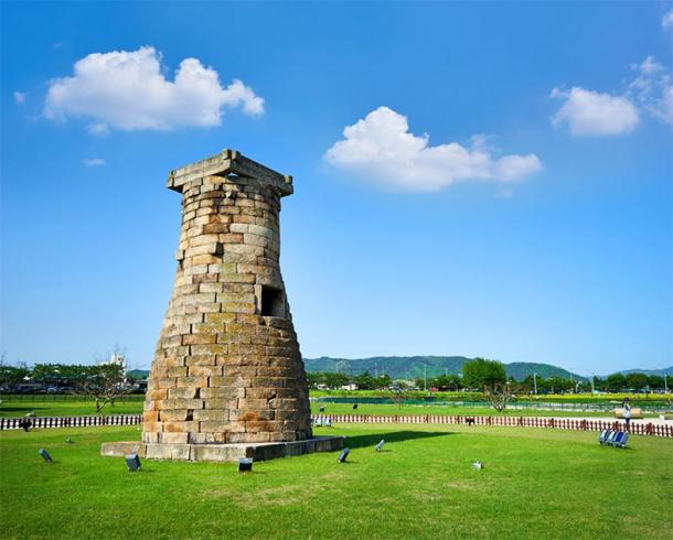Cheomseongdae - le plus ancien observatoire astronomique d'Asie de l'Est. Complexe funéraire de Daereungwon, Gyeongju, Corée du Sud. (photo_HYANG / Adobe stock)