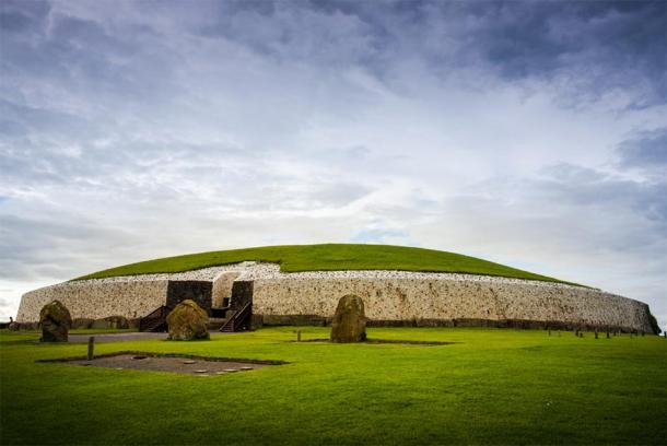 Tombe du Passage de Newgrange dans la vallée de la Boyne en Irlande. (Yggdrasill / Adobe stock)
