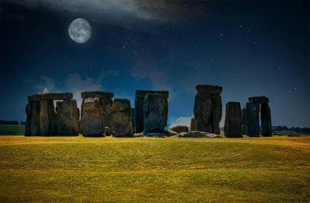 Stonehenge la nuit avec des étoiles et la Lune dans le ciel. (Michelle / Adobe stock)