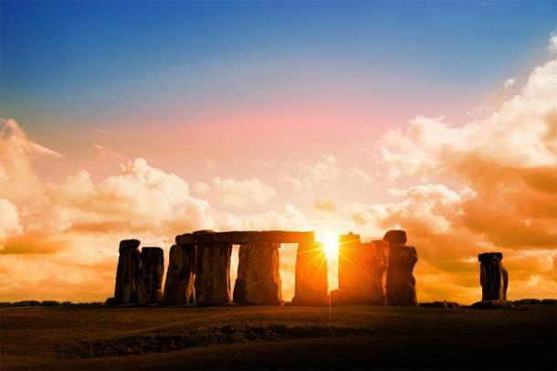 Stonehenge est l'un des monuments préhistoriques les plus célèbres au monde. Cet immense monument mégalithique, un cercle de pierre unique, a été érigé à la fin du Néolithique, vers 2500 avant J.-C. De nombreuses théories ont été avancées sur les raisons de sa construction. (Delphotostock / Adobe Stock Photo)
