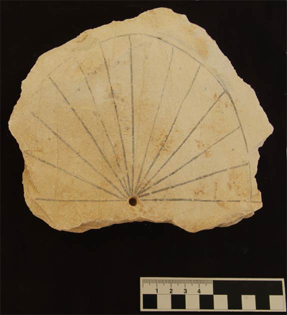 Ancien cadran solaire égyptien du XIIIe siècle avant J.-C. découvert dans la Vallée des Rois en 2013. (© Université de Bâle)