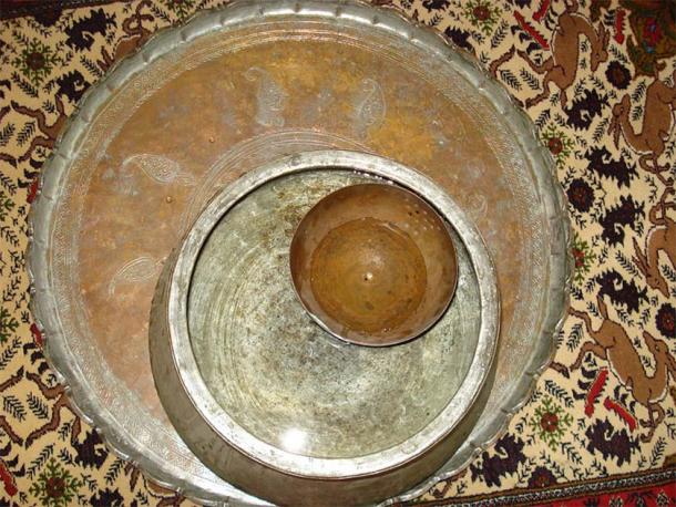 Ancienne horloge persane dans les qanats de Gonabad Zibad. (Domaine public)