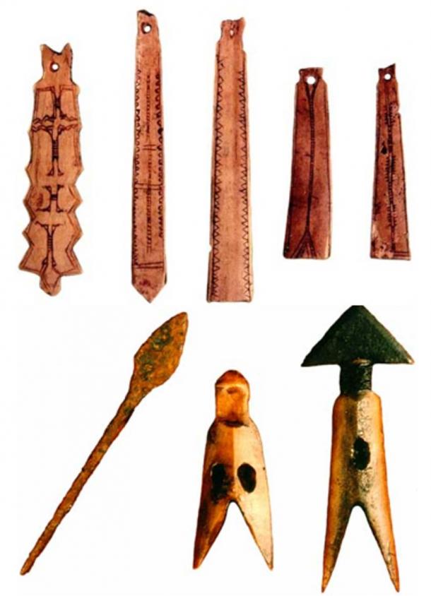 En haut : Artefacts en os sculptés par les Béothuks. En bas : Pointe de projectile en fer des Béothuks (probablement une pointe de flèche), harpon en os, et harpon en os avec lame en fer