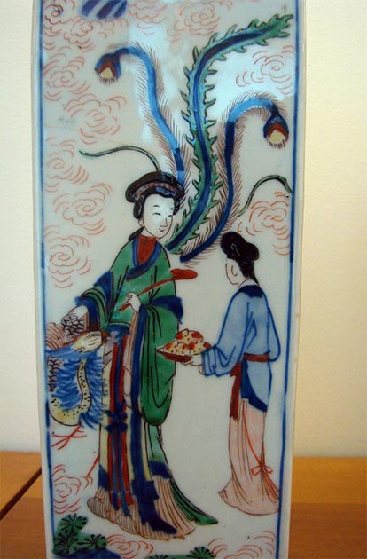 Une porcelaine de la dynastie Qing représentant Xiwangmu, la Reine mère de l'Ouest, et son serviteur tenant des pêches. (Vassil / Domaine public)