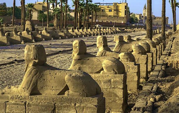 L'avenue des sphinx sur la route du temple de Karnak au temple de Louxor, en Égypte, où a eu lieu le voyage rituel du festival d'Opet. (tynrud / Adobe stock)