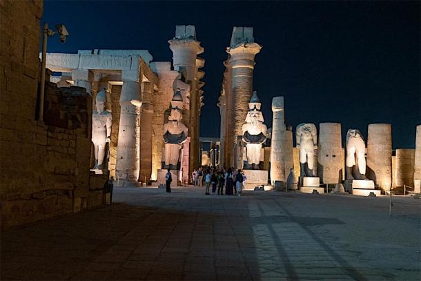 Statues de Ramsès II au temple de Louxor. Photo prise lors d'un récent voyage en Égypte dans l'Antiquité. (Avec l'aimable autorisation de Ioannis Syrigos)