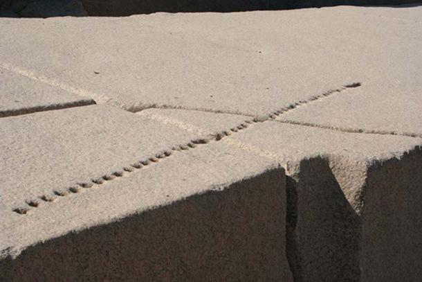 Un obélisque égyptien inachevé à Assouan avec des trous montrant comment le granit serait fendu.