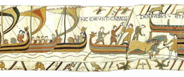 Normands débarquant en Angleterre. Scène de la Tapisserie de Bayeux, représentant l'arrivée des navires et le débarquement des chevaux. (Domaine public)