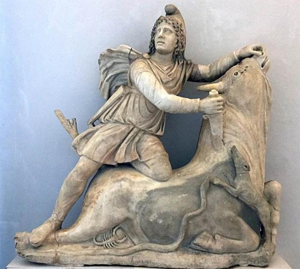 Statue de Mitra sacrifiant le taureau. Deuxième moitié du IIe siècle après J.-C. Trouvée à l'origine à Rome. Museo Archeologico Nazionale, Venise, Italie. (CC BY-SA 4.0)