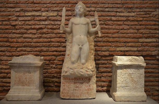 Mithras en pierre et deux autels dédiés aux Cautes (à gauche) et aux Cautopates (à droite), provenant du Mithraeum sous Santo Stefano Rotondo à Rome, de 180 à 192 après J.-C., Musée national de Rome, Bains de Dioclétien (CC BY-SA 2.0)