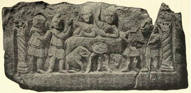 Communion mithriaque, bas-relief de Konjica, Bosnie montrant Mithras et le dieu soleil Sol en train de festoyer, service des initiés de rang inférieur, quatre pains sur lesquels sont marquées des croix. (Domaine public)
