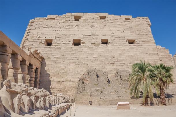 Vestiges d'une ancienne rampe en briques crues au temple de Karnak à Thèbes (Premier pylône, Nouvel Empire). (Vermeulen-Perdaen / Adobe stock)