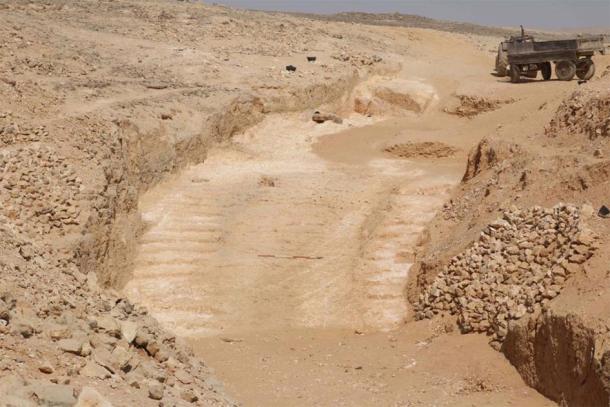 Ancienne rampe découverte à Hatnub, dans l'est de l'Égypte, en 2018, de forme similaire mais de dimensions plus petites que les rampes des pyramides qui auraient pu être utilisées pour construire le site contemporain de Gizeh. (Yannis Gourdon / IFAO)