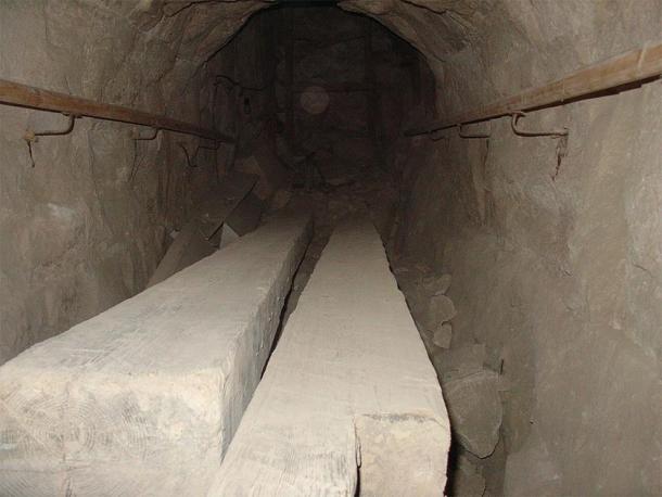 Anciennes poutres en bois encore à l'intérieur de la pyramide courbée de Sneferu à Dashur. (Ivrienen / CC BY 3.0)