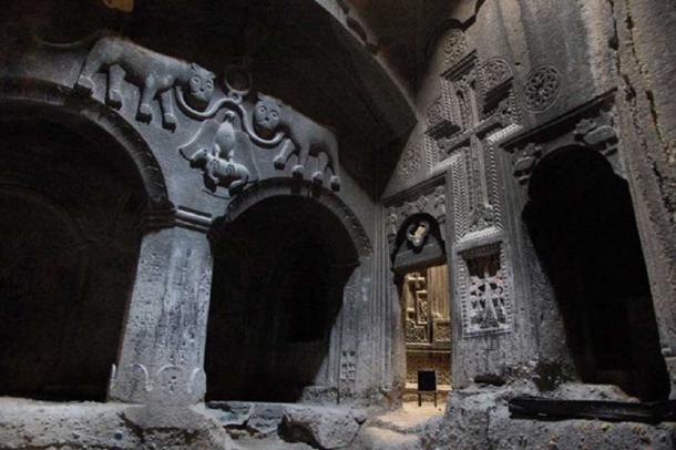 Une chambre creusée dans la roche dans le temple de Geghard, monastère arménien du 13ème siècle.