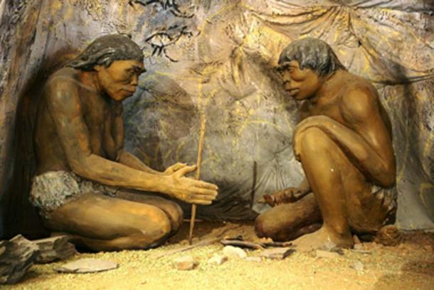 Un diorama montrant H. erectus, la première espèce humaine connue pour avoir contrôlé le feu. (Contraste élevé / Domaine public)