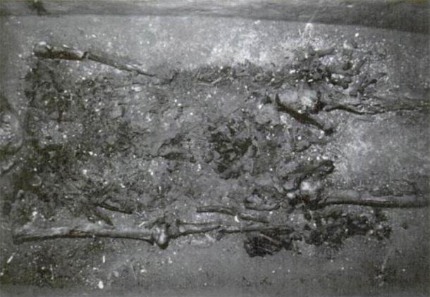 Sur cette photographie de la dépouille de Pakal, prétendument prise en 1999, le squelette est à nouveau incliné de telle sorte que le crâne est complètement obscurci. L'image a été publiée dans Tiesler et Cucina. (auteur fourni)