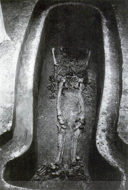 Photographie des restes de Pakal dans sa tombe, inclinée de telle sorte que le crâne est complètement obscurci. L'image a été publiée dans Tiesler et Cucina. (auteur fourni)