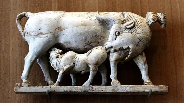 Un des célèbres ivoires d'Arslan Tash représentant une vache allaitant son veau, butin de guerre pris dans les palais des princes araméens et phéniciens lors des conquêtes des souverains assyriens. Ce thème populaire ancien est interprété comme une forme de symbolisme divin. (Claude Valette / CC BY-SA 2.0)