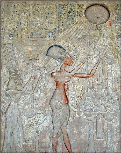 Le soleil était au centre des croyances religieuses du pharaon Akhenaton, qui a radicalement changé tous les éléments de la vie dans son pays dans la poursuite de sa divinité monothéiste auto-proclamée, le disque solaire Aton. L'ensemble du programme religieux d'Akhenaton, qui consistait à vénérer la lumière, aurait-il pu être le produit d'une éclipse solaire ? (Domaine public)