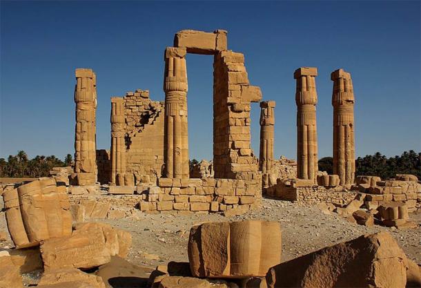 L'éclipse solaire totale qui est passée sur le sud de l'Égypte le 15 août 1351 avant J.-C. aurait été visible depuis de nombreux sites du sud de l'Égypte, comme le temple de Soleb construit par son père Amenhotep III. Le temple de Soleb est situé dans l'actuel Soudan. (Clemens Schmillen / CC BY-SA 4.0)