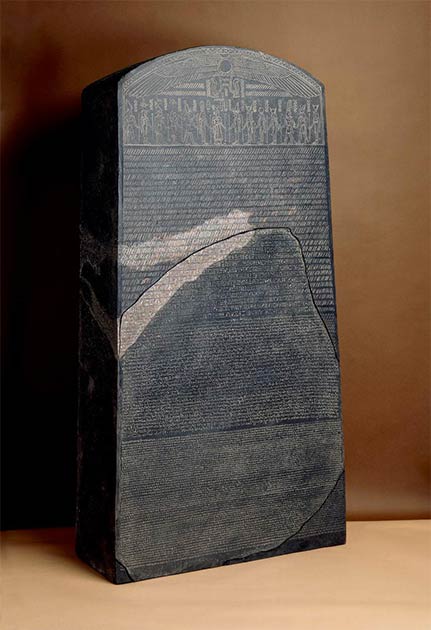 Reconstruction possible de la stèle de la Rosette complète. (Administrateurs du British Museum/CC BY NC SA 4.0)