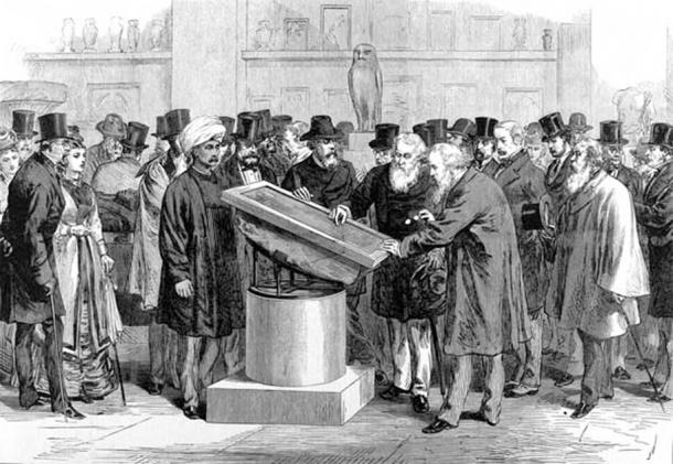 Des experts inspectent la pierre de Rosette lors du Congrès international des orientalistes de 1874. (Domaine public)
