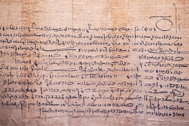 Écritures arabes anciennes sur papyrus. (Andrea Izzotti / stock Adobe)