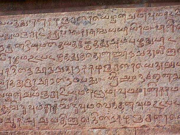 Ancienne inscription tamoule sur les murs du temple Thanjavur Brihadeeshwarar en Inde. (Symphoney Symphoney / CC BY 2.0)