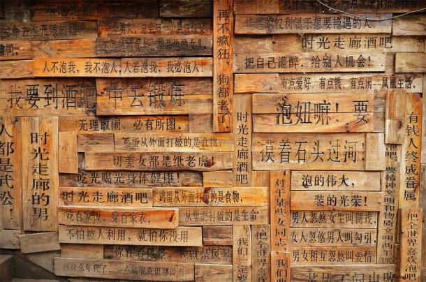 Écritures chinoises sur des palettes en bois. (kravka / stock Adobe)