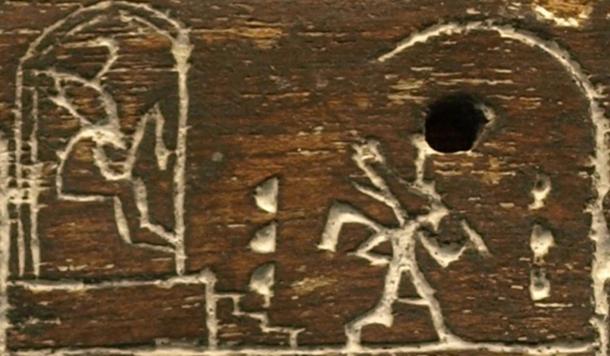 Détail d'une étiquette en ébène de la première dynastie du Pharaon Den, le représentant courant autour des bornes rituelles dans le cadre du festival Heb Sed. 