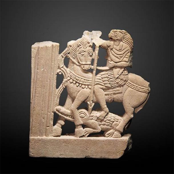 Une inhabituelle sculpture en grès romaine du IVe siècle avant J.-C. représentant Horus assis sur un cheval. (Rama / CC BY-SA 3.0 FR )