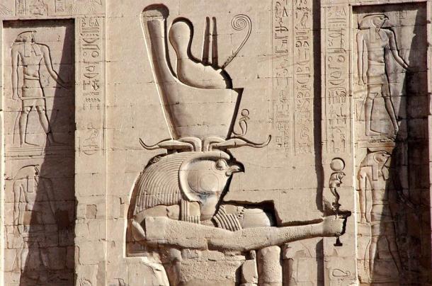 Horus inscrit sur le mur du temple d'Edfou. (Dezalb / Domaine public)
