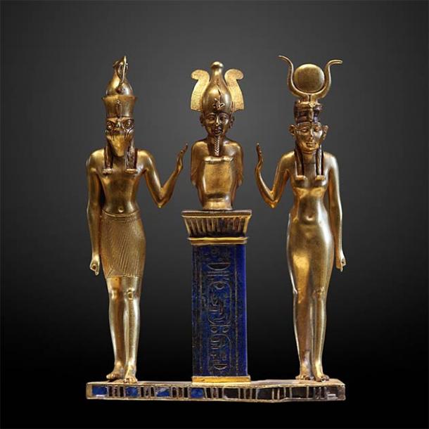 La famille d'Osiris : Osiris sur un pilier en lapis-lazuli au centre, flanqué d'Horus à gauche et d'Isis à droite (Musée du Louvre / CC BY-SA 2.0 FR )