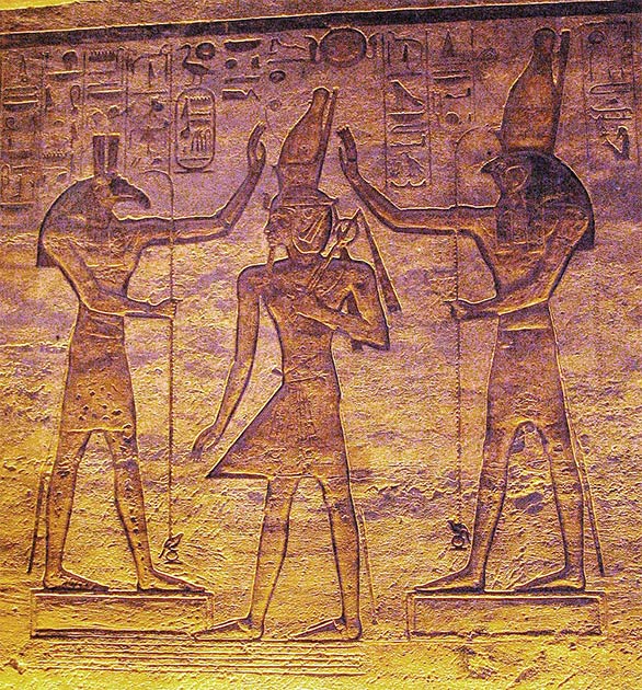 Horus, à droite, et Set, à gauche, couronnant Ramsès II, à partir d'un relief dans le temple mineur d'Abou Simbel. (Chipdawes / Domaine public)