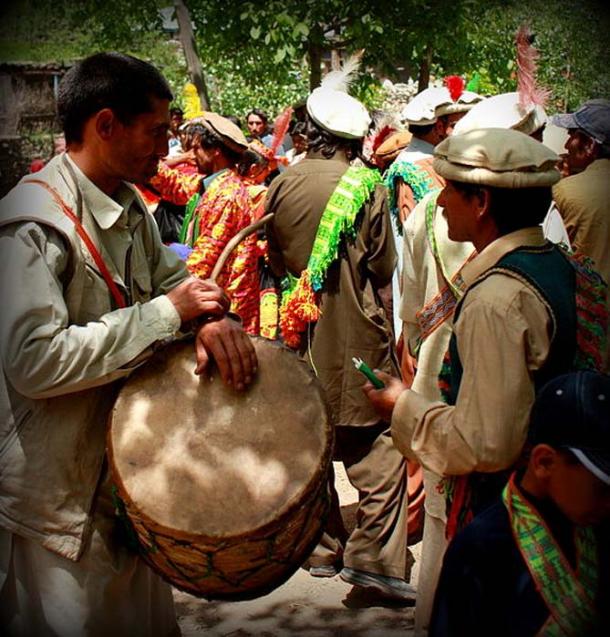 Un batteur pendant le festival Joshi à Bumberet, au Pakistan. Le tambour est une occupation masculine chez le peuple Kalash.