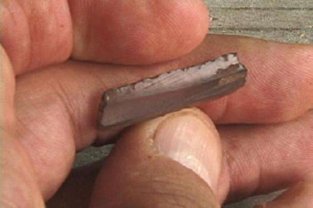 Fragment de lame prismatique en obsidienne provenant de l'ancien site maya de Chunchucmil, Yucatan. Une lame prismatique est un outil long, étroit, spécialisé dans les éclats de pierre, avec un bord tranchant, comme une petite lame de rasoir. (David R. Hixson / CC BY-SA 2.5)