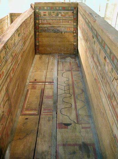 Sarcophage de l'Empire du Milieu avec des textes sur les cercueils et une carte du monde souterrain peinte sur ses panneaux