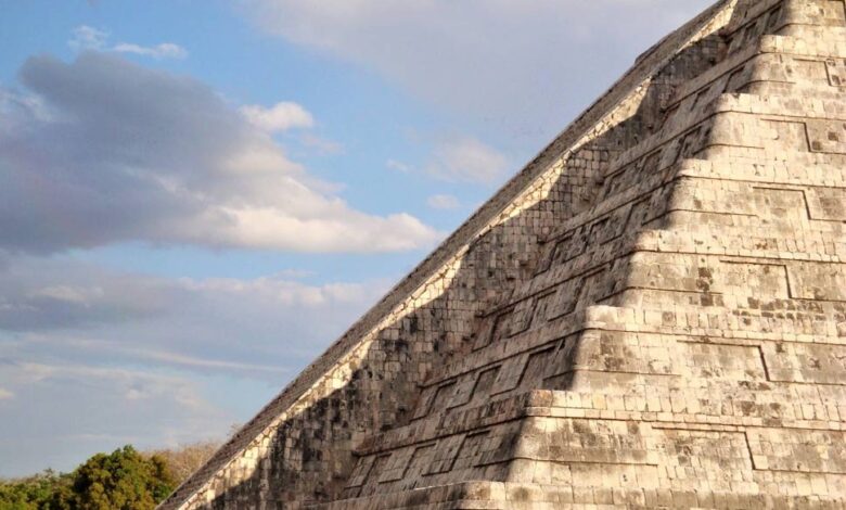 Chichén Itzá’s shadow revealed during the spring equinox on Kukulcán.