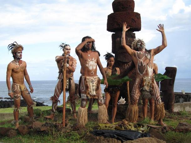 Les indigènes de l'île de Pâques (les Rapa Nui) avec un monolithe Moai. (Oficina Regional de Educación / CC BY-NC-SA 2.0)