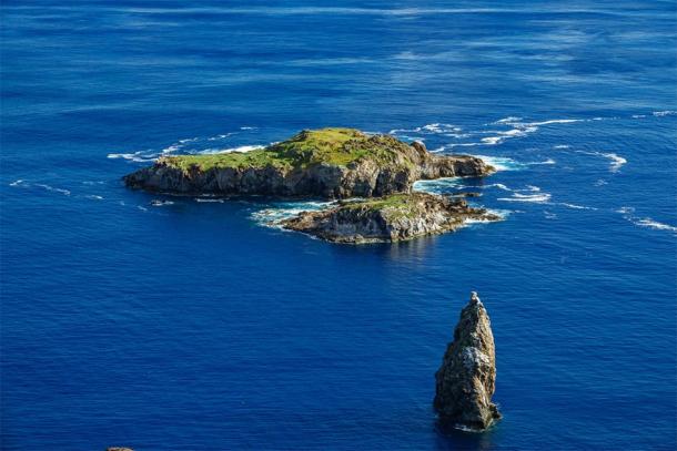 L'îlot de Motu Nui où les concurrents se sont rendus à la nage lors du concours culte Birdman. (F.C.G. / stock Adobe)