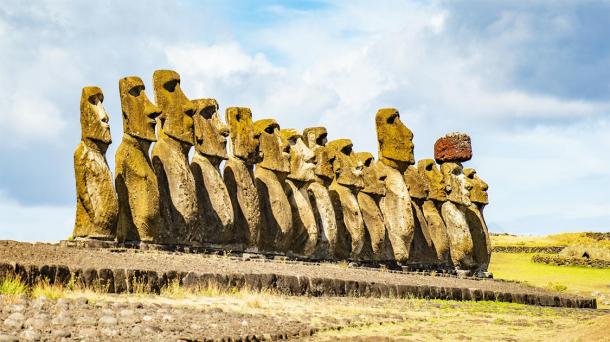 Groupe de monolithes Moai sur l'île de Pâques. (Michael @ MoodyImage / Adobe stock)
