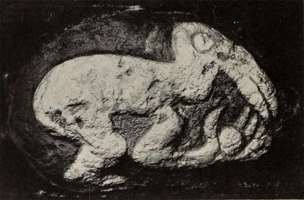 Sculpture sur pierre de l'homme-oiseau avec un œuf à la main prise à Orongo en 1914 et maintenant au British Museum. (Domaine public)
