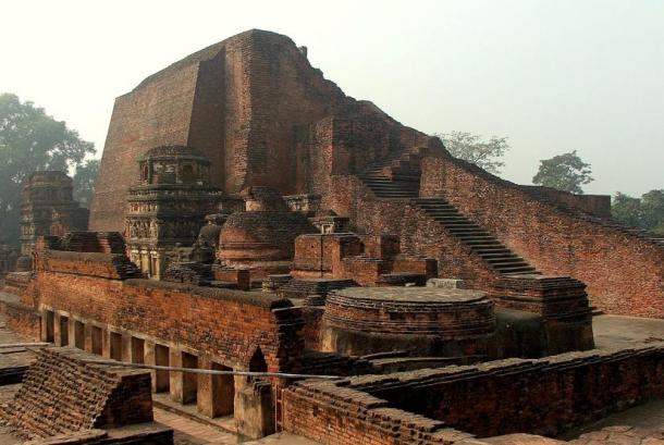 Nalanda est considérée comme l'une des premières grandes universités de l'histoire. Elle a atteint son apogée sous les Palas