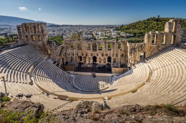 Sophocle a pris part au festival dramatique Dionysia, avec des pièces de tragédie, de drame et de satire